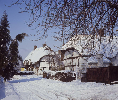 Thatched cottages in snow, Weston Turville, Buckinghamshire, England, Great Britain