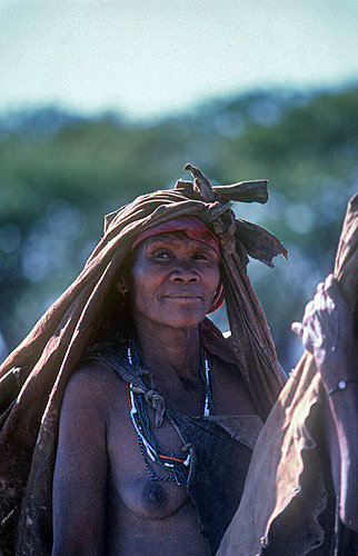 Kua Bushman woman trekking, Kalahari, Southern Africa