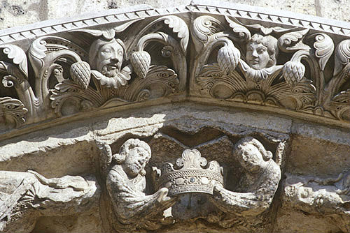 Chartres Cathedral, Royal Portal, central bay, angels holding crown at apex of archivolts