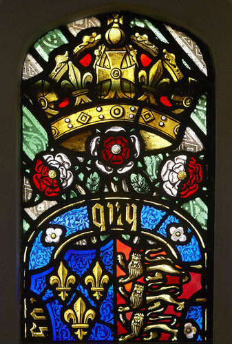 Crown, tudor roses, heraldic emblems, stained glass, Hampton court palace, photo Historic Royal Palaces