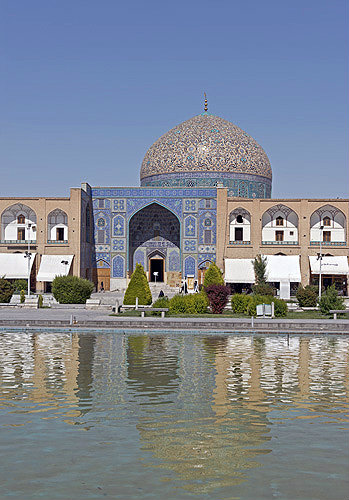 Sheikh Lotfollah mosque, built 1602-19, in reign of Shah Abbas I, exterior of mosque and pool, Isfahan, Iran