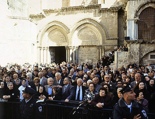 Israel, Jerusalem, crowd outside the Holy Sepulchre Church watching Maundy Thursday feet washing