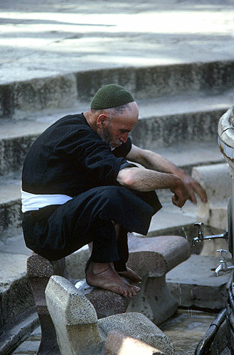 Israel, Jerusalem, Muslim washing feet before prayer