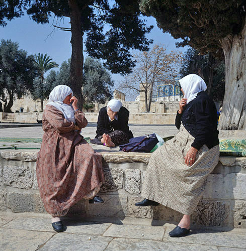 Israel, Jerusalem, three Arab women sitting on a wall in the Temple area