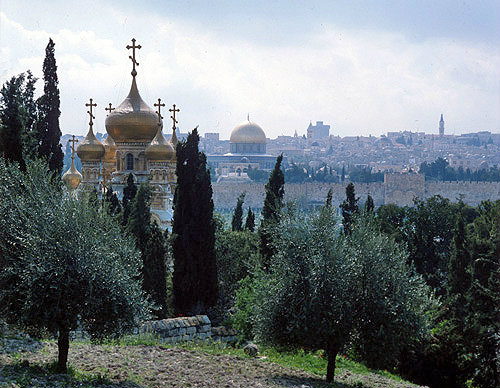 Israel, Jerusalem, Church of Mary Magdalene from an olive grove and the Dome of the Rock behind
