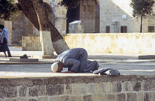 Israel, Jerusalem, Muslim man praying outside the Dome of the Rock