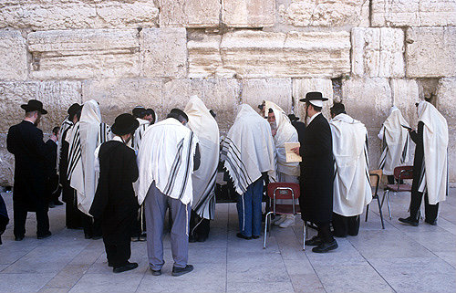 Israel, Jerusalem, Western Wall, morning prayers with shawls