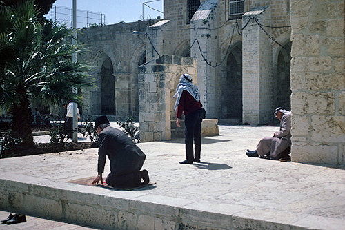 Israel, Jerusalem, man kneels for prayer