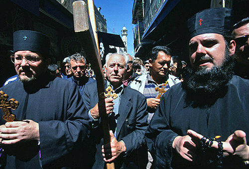 Israel, Jerusalem, Good Friday on the Via Dolorosa, Serbian Orthodox priest with rosary