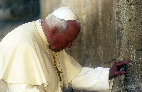Israel, Jerusalem, Pope John Paul II prays at the Western Wall on March 26th 2000