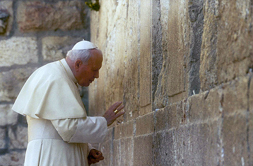 Israel, Jerusalem, Pope John Paul II prays at the Western Wall on March 26th 2000
