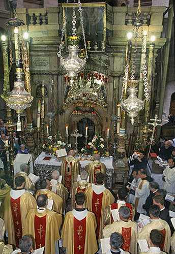 Israel, Jerusalem, Easter Sunday, Holy Communion at the Roman Catholic Mass in the Holy Sepulchre Church