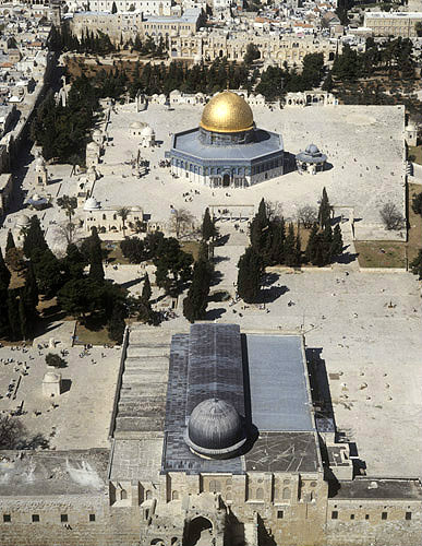 Jerusalem, aerial view from the south of the Dome of the Rock and El Aksa Mosque