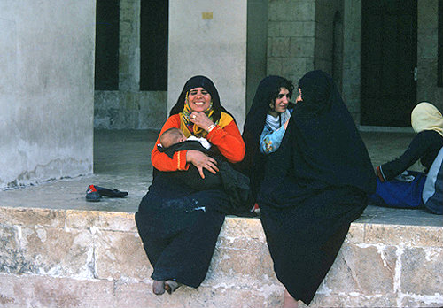 Syria, Aleppo, women in the courtyard of the Great Mosque