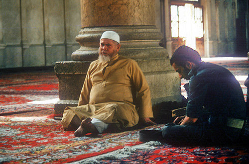 Syria, Damascus, Arab talking to a soldier in the Ommayad Mosque (Great Mosque) which dates from the 8th century