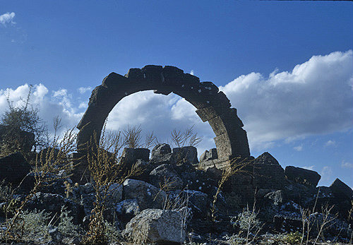 Ruined Roman Arch showing strength of key stone structure, Cyrrhus, Syria