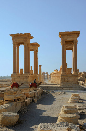 Tetrapylon, view east along colonnaded street to monumental arch, Palmyra, Syria