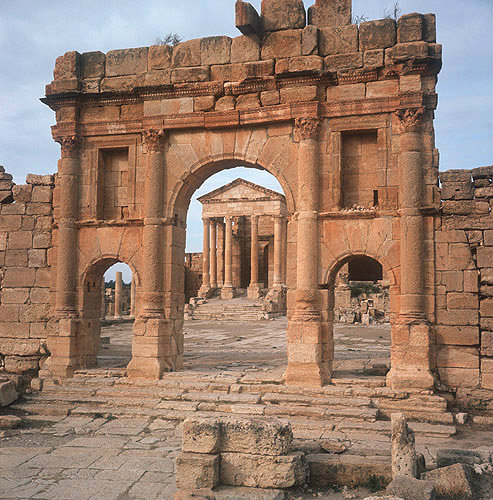 Arch of Antoninus Pius, Temple of Jupiter and Juno behind, 138-61 AD, Sufetula, Tunisia