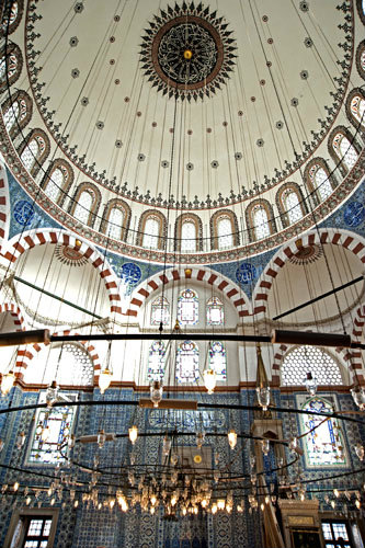 Rustem Pasa Camii, interior and dome, built by Sinan to commemorate one of Suleyman the Magnificent