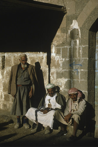 Yemen, Wadi Dahr, men sitting in the sun