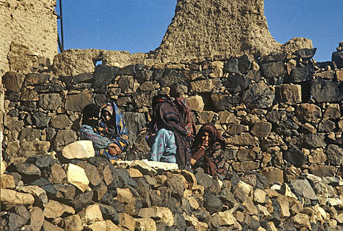 Women outside mosque, El Abbas, Yemen