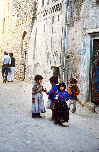 Children in the street, Sana